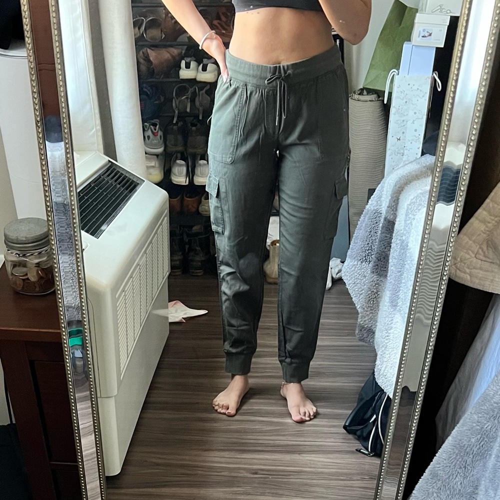 Aritzia - Community CEBU Cargo Jogger. Dark Olive